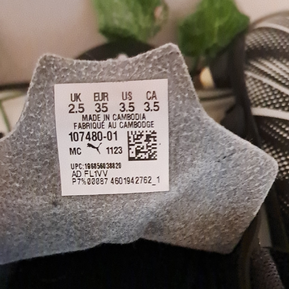 Puma Black and White Sneakers Sleek Design - Picture 5 of 5